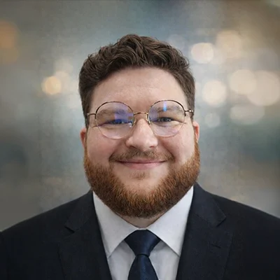 A headshot photo of chiropractor Bragg Kelly