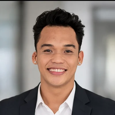 A headshot photo of chiropractor King Dionaldo